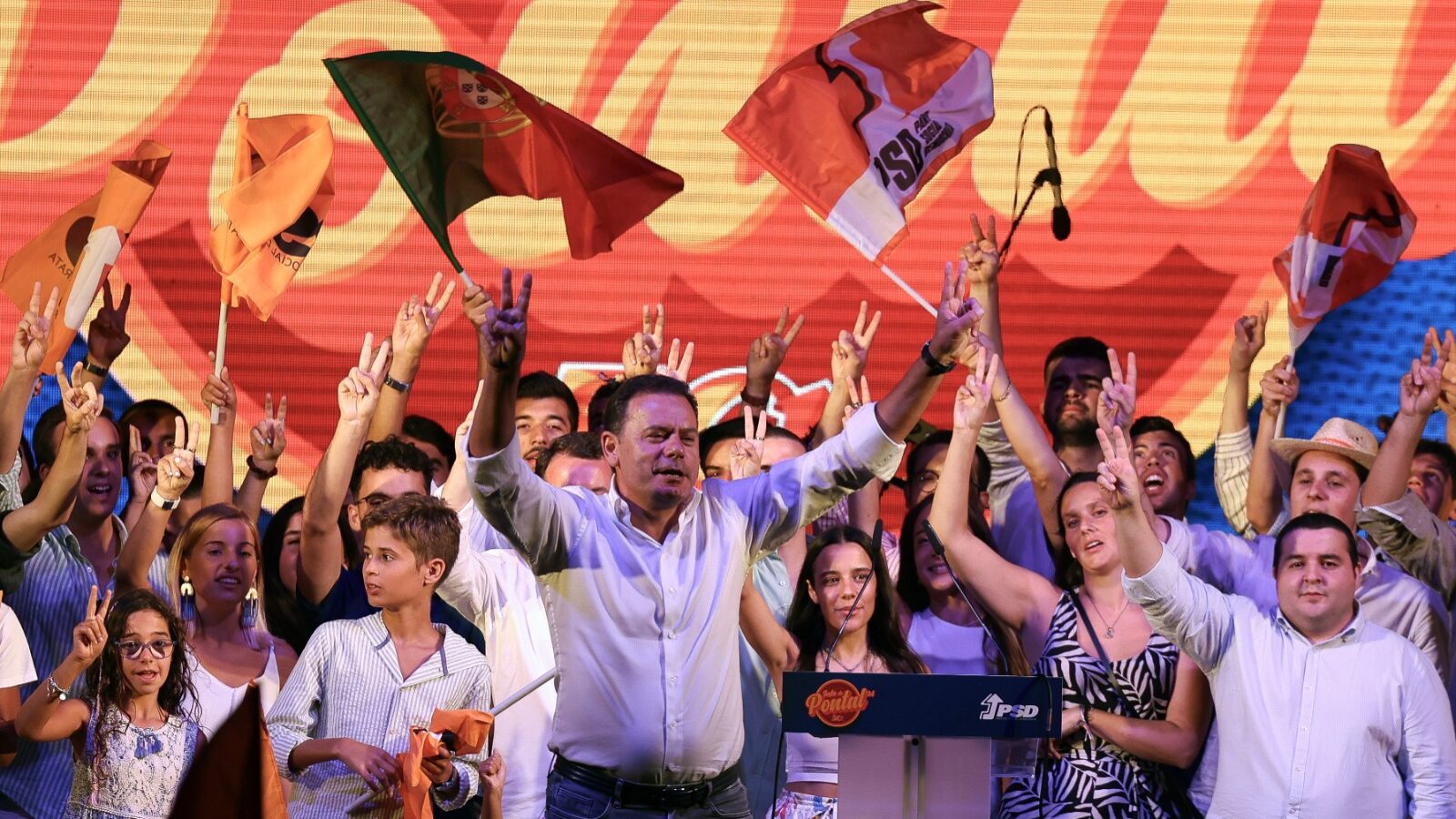 O primeiro-ministro e líder social-democrata, Luís Montenegro (C), no final do seu discurso durante a Festa do Pontal