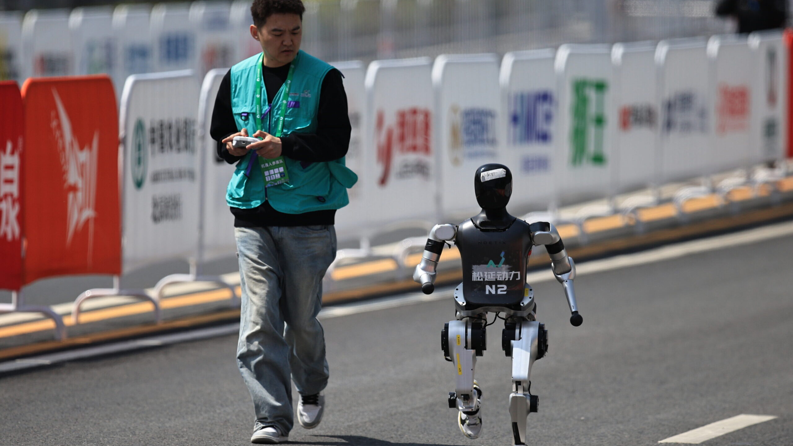 Robô humanoide chinês bate recorde de Bolt nos 100 metros