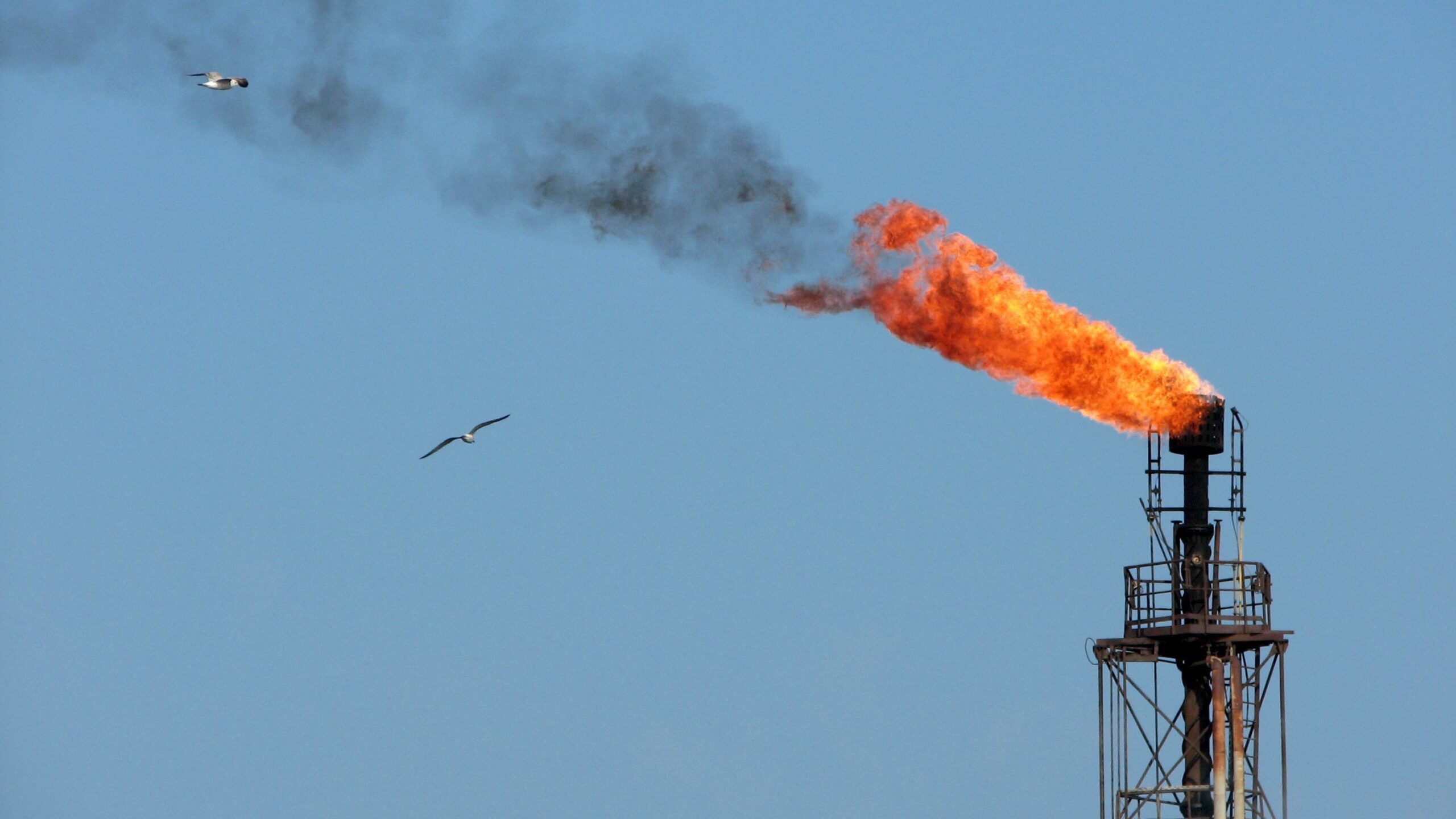 Impasse em Ormuz leva petróleo para máximos de 3 semanas