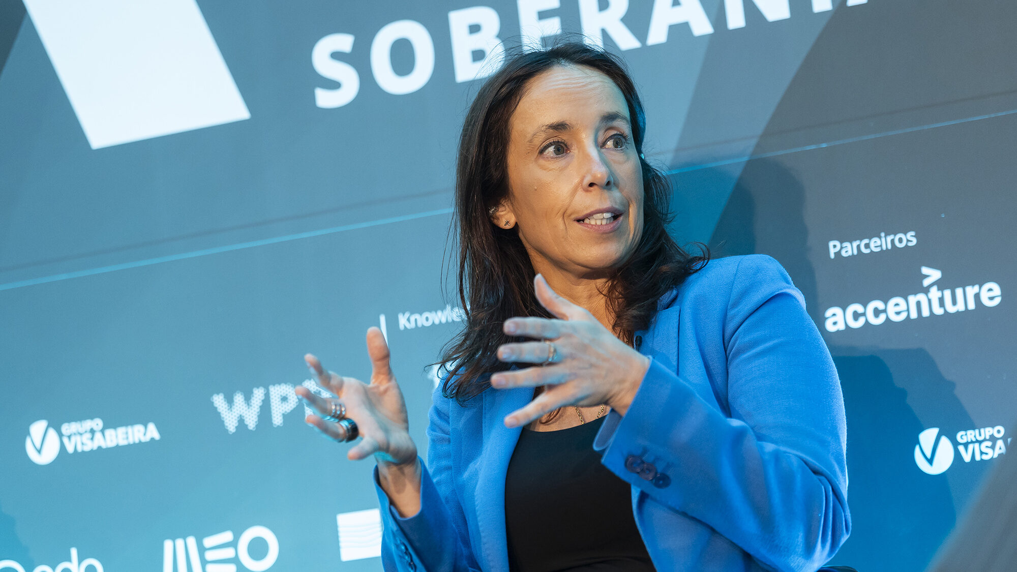 IA a alucinar em ambiente industrial “pode custar vidas”, alerta CEO da Siemens