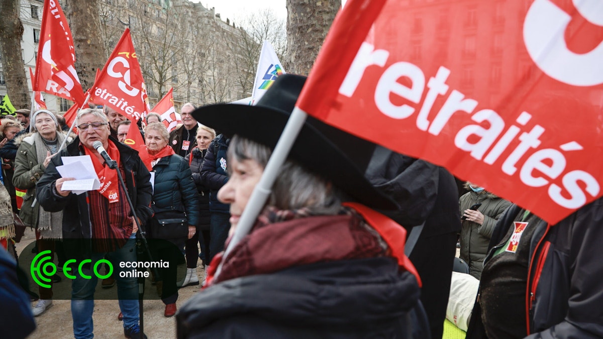 França avalia congelar pensões mais altas para conter défice