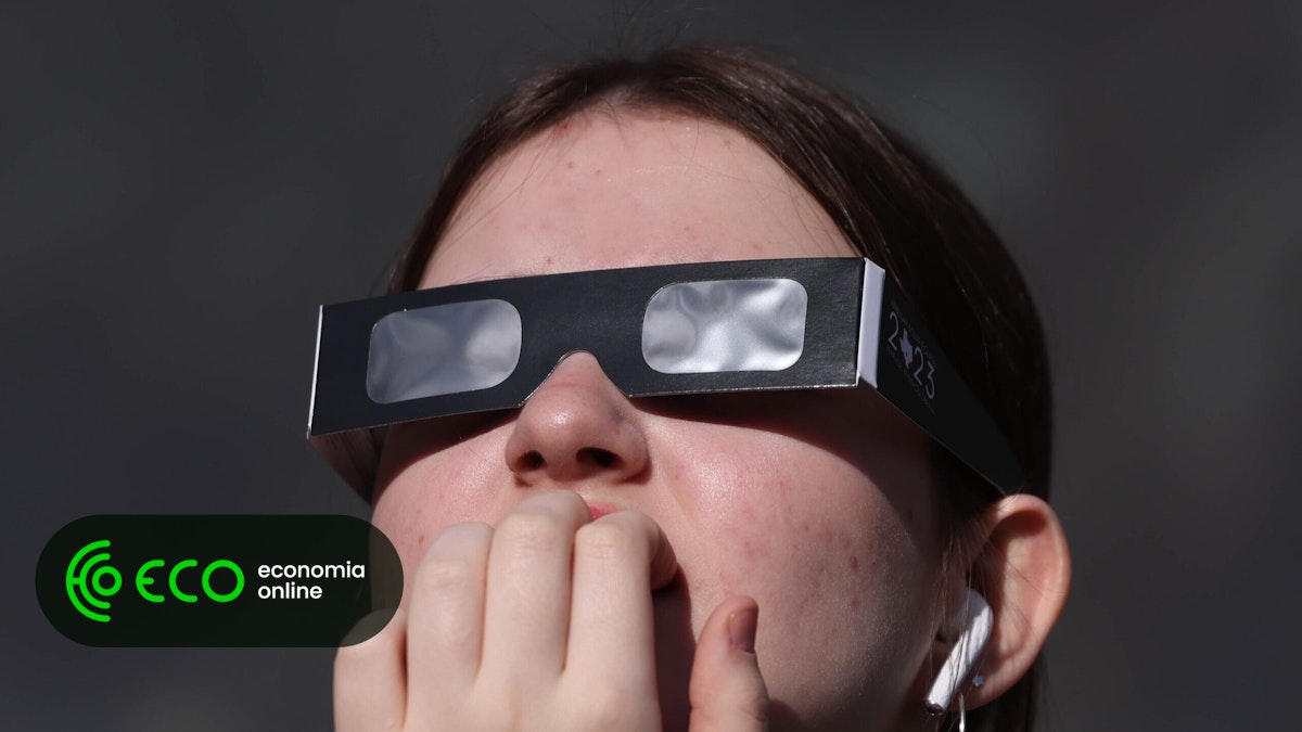 Esgotados óculos gratuitos para observação do eclipse solar