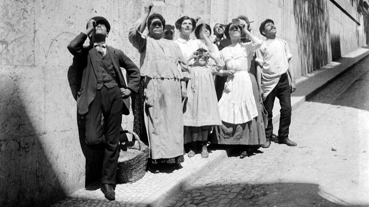 Há 114 anos, Benoliel fotografou lisboetas a ver o eclipse