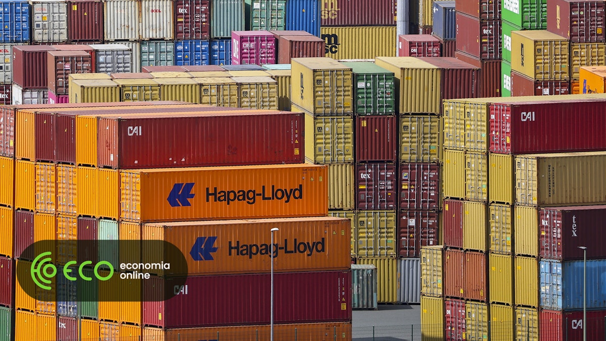 Excedente comercial da UE com os EUA cai 64%